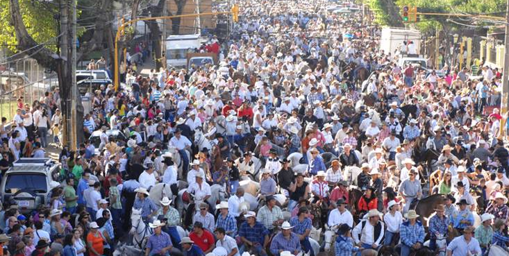 Crowd of riders in the Nacional Tope San Jose