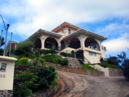 This Sora Mountain estate overlooks the Pacific Ocean in Panama. 