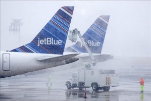 Airport workers perform de-icing at U.S. airports / EFE