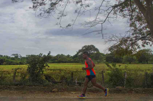 Hector Zuñiga running from Nicoya to Garza
