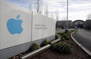 U.S. tech giant Apple will replace telecom titan AT&T in the Dow Jones Industrial Average, the company that compiles that stock market index said Friday. EFE/File