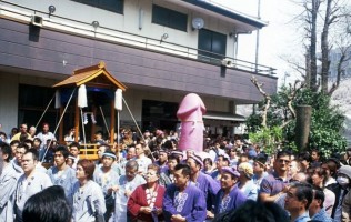 "Kanamara Matsuri 2007 (phallus festival)-crop" by Saya M. - Flickr. Licensed under CC BY-SA 2.0 via Wikimedia Commons